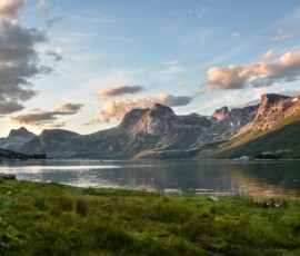Úvodní stránka mountain and lake at sunset 135157.jpg